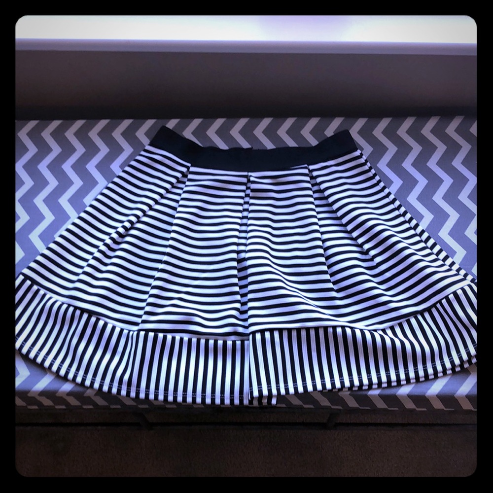 Perfect black and white skirt!